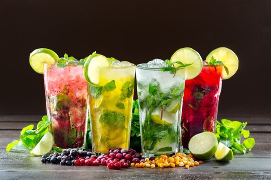 Refreshing virgin mojito with fresh mint, lime slices, ice, and sparkling soda